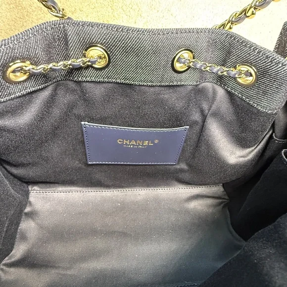 New Matthieu Blazy Chanel - 1st New Collection Launch - Chanel 25 Dark Denim SM - Picture 9 of 9